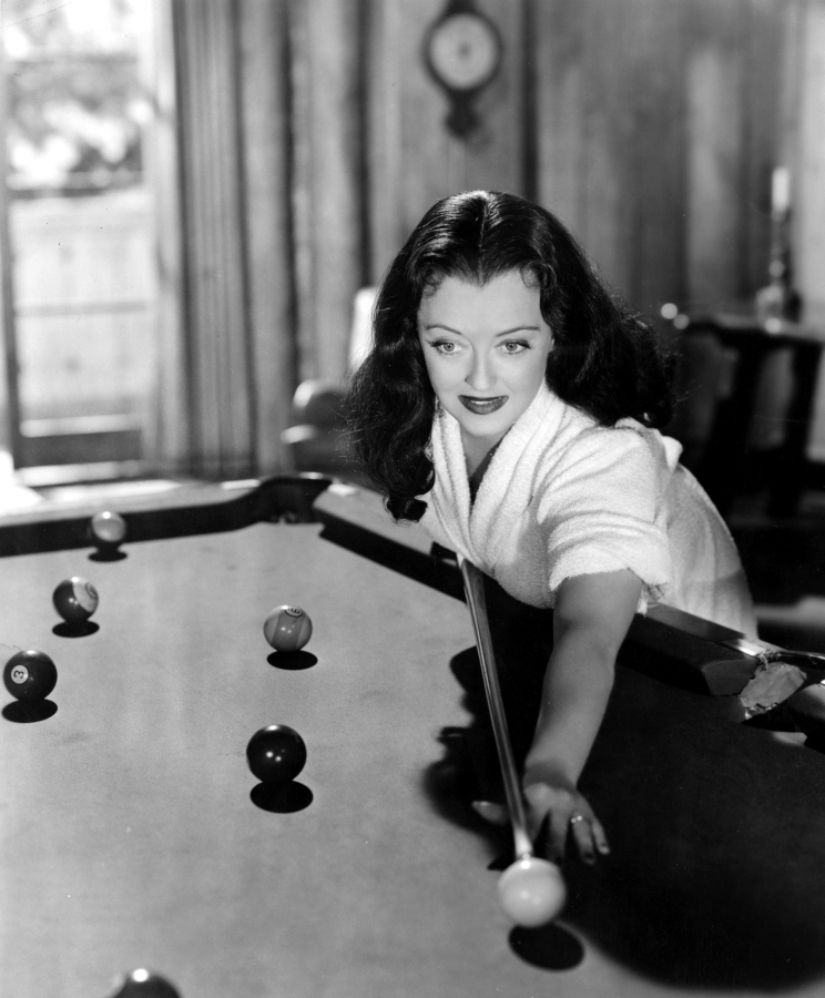 Bette Davis 1939 Shooting pool at home.jpg